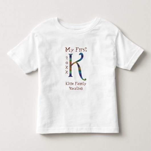 私の最初の家族の休暇タイル文字Kモノグラム トドラーTシャツ (正面)
