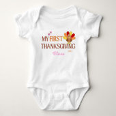 私の最初の感謝祭の名前の女の子の白 ベビーボディスーツ (正面)