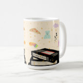 私の最初の睡眠者 – ドリームコアVHSノスタルジア コーヒーマグカップ (正面右)