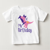私の最初の誕生日の女の子の恐竜Tシャツ ベビーTシャツ (正面)