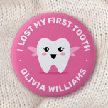 私の最初失ったの歯の妖精ピンクのバッジ 缶バッジ<br><div class="desc">ホットピンクの背景に小さな歯の妖精をフィーチャーしたバッジと文字「私の失った最初の歯」とカスタマイズ可能な名前の下。</div>