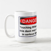 私の机の事に触れないで下さい! コーヒーマグカップ (左)