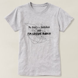 私の机は戦場だ Tシャツ