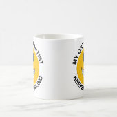 私の歯科矯正医は私を微笑のコーヒー・マグ保ちます コーヒーマグカップ (中央)