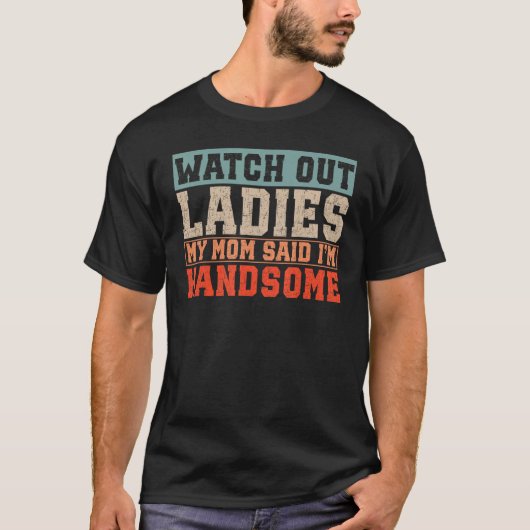 私の母がハンサムだと言った女性を見守る Tシャツ (正面)