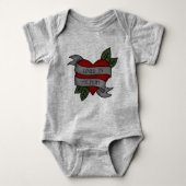 私の母に愛されている – ハートサッシのタトゥー – ベビーボディスーツ (正面)