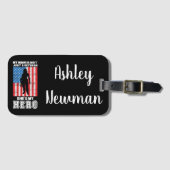 私の母は単なる退役軍人ではない私のヒーロー ラゲッジタグ (正面横)