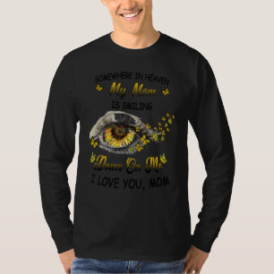 私の母は天国のどこかで私に微笑んでいる Tシャツ