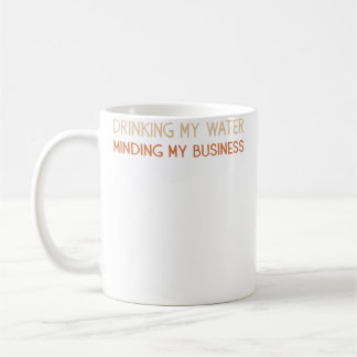 私の水を飲んで私のことに首を突っ込むな コーヒーマグカップ