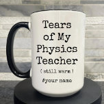 私の物理学の先生の涙がまだ温おもしろいかい マグカップ<br><div class="desc">この「Tears of My Physics 笑わされる先生Still Warm」コーヒーマグで朝を明るくする！学生、先生、または物理との愛憎人間関係を持つ誰でも完璧な、このマグカップはあなたの毎日のカフェインよくはしゃぐ修正にツイストを追加する。耐久性に優れたセラミック製で、日常の使用に耐え、笑いを演出。贈り物としてであれ自分のためであれ、このマグカップはあなたの机やキッチンカウンターにユーモアを持ち込むに違いない。</div>