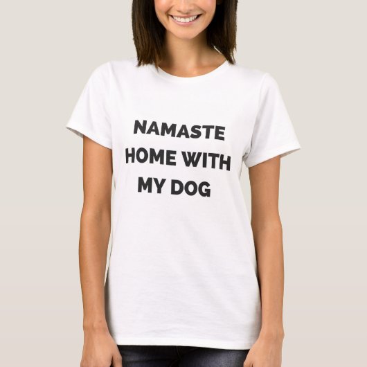 私の犬が付いているナマステの家 Tシャツ (正面)