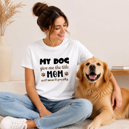私の犬が私に「ママ」の称号を与えてくれた 私はそれを誇りに思って身に着けています Tシャツ