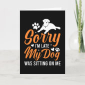 私の犬が私の上に座って遅れてごめんなさいおもしろい犬 カード (正面)