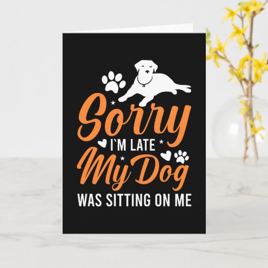 私の犬が私の上に座って遅れてごめんなさいおもしろい犬 カード (黄色い花)