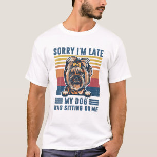 私の犬が私の上に座って遅れてごめんなさいヨークシャーテリア犬 Tシャツ