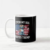 私の犬でさえトランプおもしろいが大嫌い コーヒーマグカップ (左)