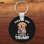 私の犬でさえトランプ米国国旗のバンダナが大好き キーホルダー (正面)