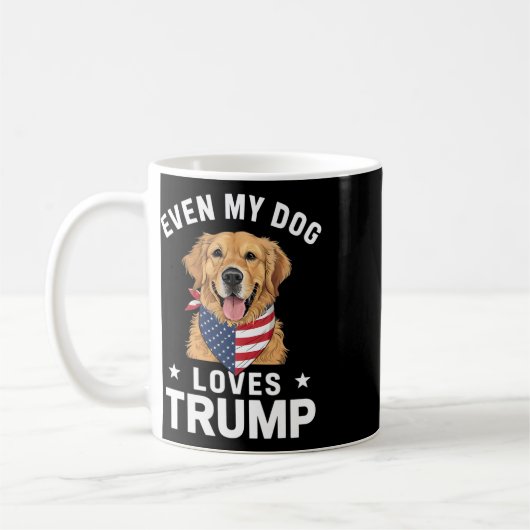 私の犬でさえトランプ米国国旗のバンダナが大好き コーヒーマグカップ (左)