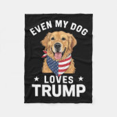 私の犬でさえトランプ米国国旗のバンダナが大好き フリースブランケット (正面)