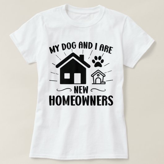 私の犬と私は新しい住宅所有者のおもしろい引っ越し祝いパーティー Tシャツ (デザイン正面)