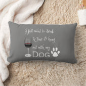 私の犬のつる腰枕でワインとアウトを飲む ランバークッション (ブランケット)