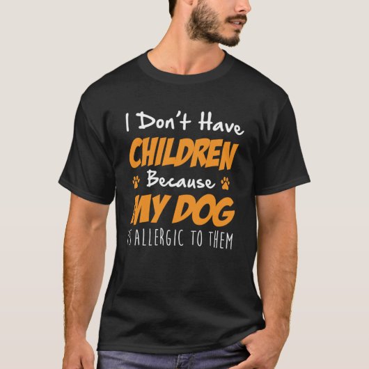 私の犬はアレルギーDなので子供はいない Tシャツ (正面)