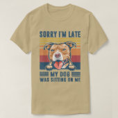 私の犬はピットブルD上に座っていた遅れてごめんなさい Tシャツ (デザイン正面)