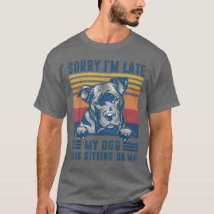 私の犬はピットブルD上に座っていた遅れてごめんなさい Tシャツ