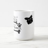 私の犬は甘やかされていない、私は十分に訓練された犬のユーモア コーヒーマグカップ (中央)