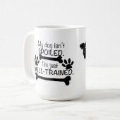 私の犬は甘やかされていない、私は十分に訓練された犬のユーモア コーヒーマグカップ (正面左)