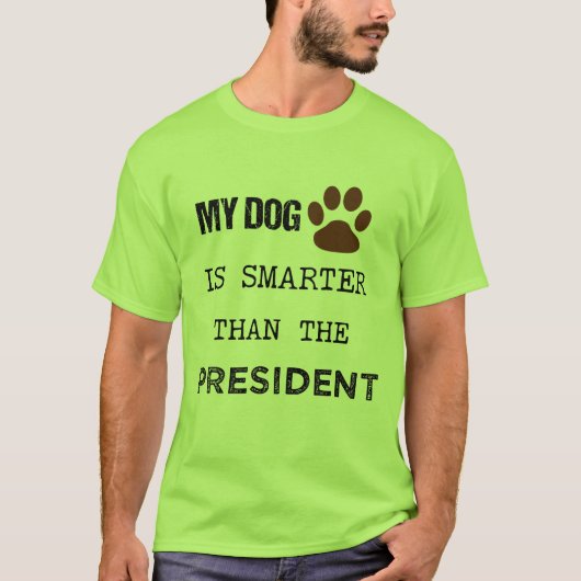 私の犬は社長頭が切れるより過ぎている Tシャツ (正面)