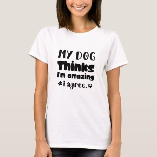 私の犬は私がすごいと思ってる 私もそう思う 面白い犬のママ Tシャツ (正面)