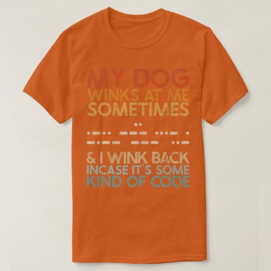 私の犬は私にウィンクT、犬の恋人ティー、犬のコード Tシャツ (デザイン正面)