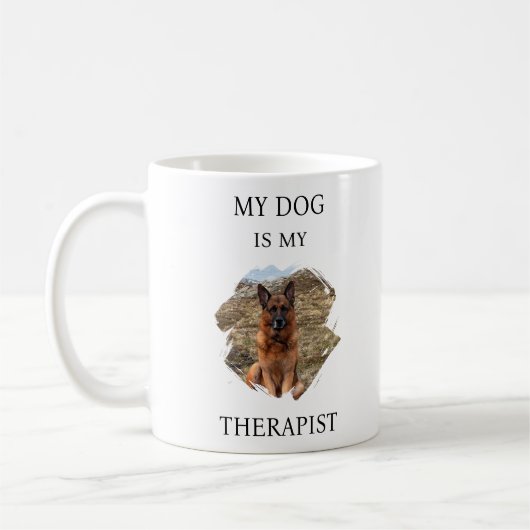 私の犬は私のセラピストの写真黒 コーヒーマグカップ (左)