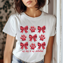 私の犬は私のバレンタインの赤い弓の手だ Tシャツ