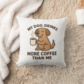 私の犬は私よりコーヒーを飲む – 愛犬家ギフト クッション (ブランケット)