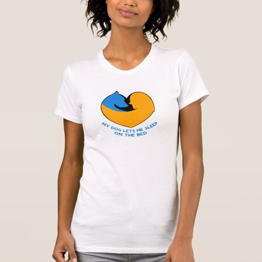 私の犬は私をベッドで寝かせる Tシャツ (正面)