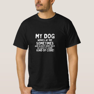 私の犬は、時々私に向かってウィンクをする Tシャツ