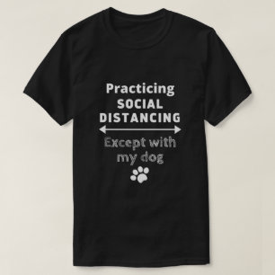 私の犬を除き、社会的距離を置く練習をする Tシャツ