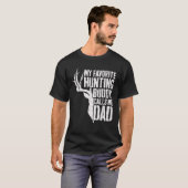 私の狩りお気に入りのバディは私をパパ鹿ハンターと呼ぶ Tシャツ (正面フル)
