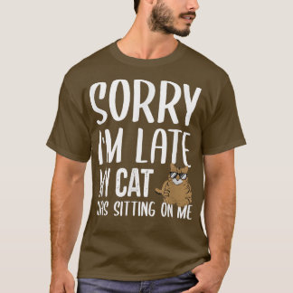 私の猫が私の上に座って遅れてごめんなさい猫好き Tシャツ