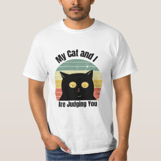 私の猫と私はあなたを判定中 面白いレトロな夕焼けTシャツ Tシャツ