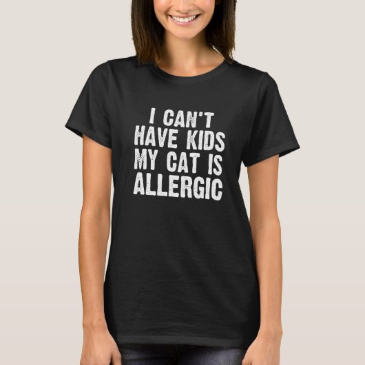 私の猫はアレルギーで子どもを産めない Tシャツ (正面)