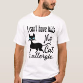 私の猫はアレルギーで、子供が産めない Tシャツ (正面)