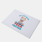 私の猫はヨガパートナーで愛らしいめい想猫だ ドアマット (アングル)