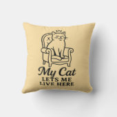 私の猫は私を住まわせてくれる – おもしろい猫好きアート クッション (裏面)