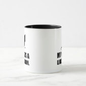 私の猫は自由主義的でおもしろいな政治です マグカップ (中央)