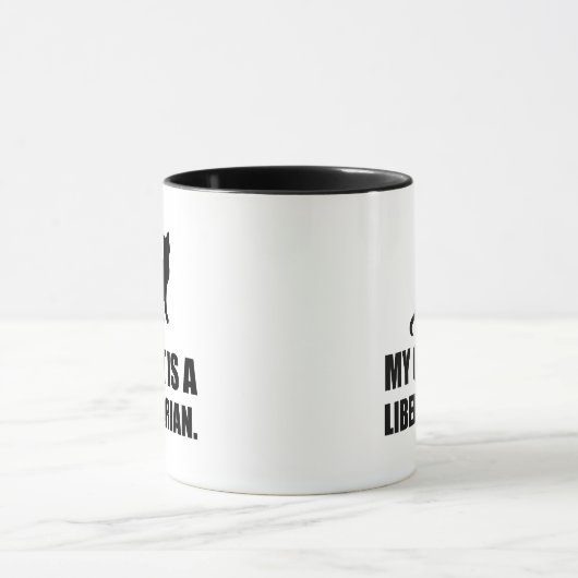 私の猫は自由主義的でおもしろいな政治です マグカップ (中央)