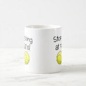 私の球(テニス・ボール)を凝視することを止めて下さい コーヒーマグカップ (中央)