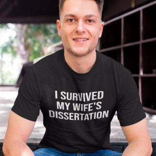 私の生き延び妻のPhd論文の卒業式 Tシャツ